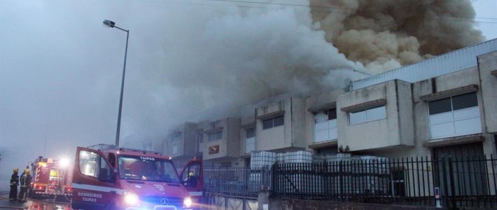 Bombeiros das Taipas combatem incêndio em empresa têxtil
